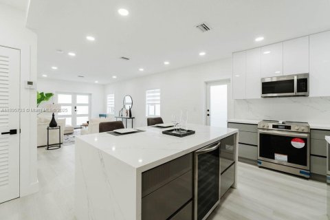 House in Miami, Florida 4 bedrooms, 123.56 sq.m. № 1947974 - photo 2