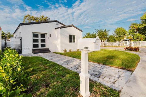 House in Miami, Florida 4 bedrooms, 123.56 sq.m. № 1947974 - photo 1