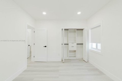 House in Miami, Florida 4 bedrooms, 123.56 sq.m. № 1947974 - photo 27