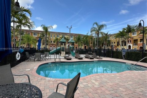 Купить кондоминиум в Халландейл-Бич, Флорида 3 спальни, 106.93м2, № 1940524 - фото 19