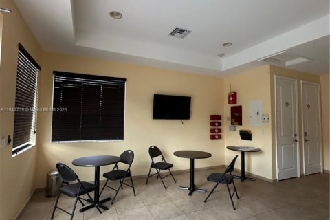 Купить кондоминиум в Халландейл-Бич, Флорида 3 спальни, 106.93м2, № 1940524 - фото 21