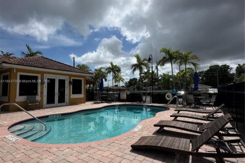 Купить кондоминиум в Халландейл-Бич, Флорида 3 спальни, 106.93м2, № 1940524 - фото 18