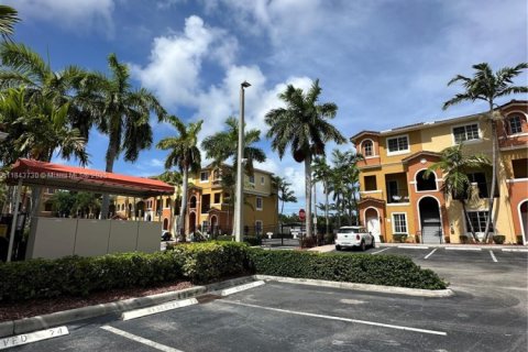 Купить кондоминиум в Халландейл-Бич, Флорида 3 спальни, 106.93м2, № 1940524 - фото 2