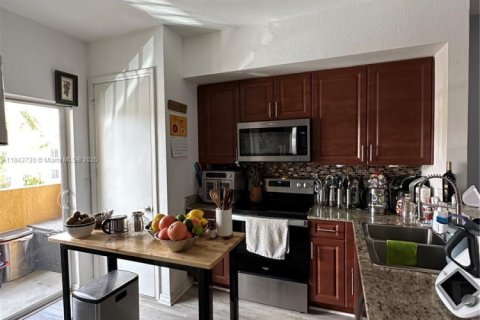 Купить кондоминиум в Халландейл-Бич, Флорида 3 спальни, 106.93м2, № 1940524 - фото 4