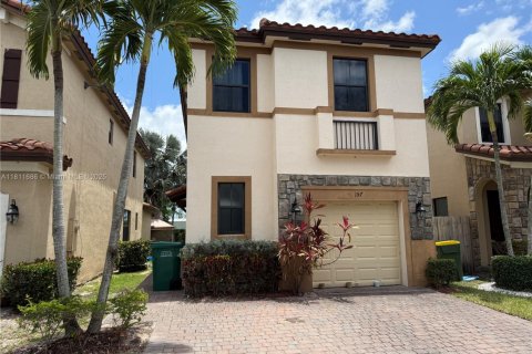 House in Homestead, Florida 3 bedrooms, 178.93 sq.m. № 1756656 - photo 1