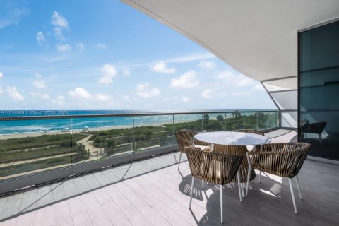 Condominio en alquiler en Surfside, Florida, 3 dormitorios, 294.31 m2 № 1980179 - foto 1