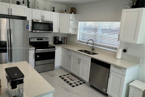 House in North Miami Beach, Florida 3 bedrooms, 126.35 sq.m. № 1861118 - photo 6