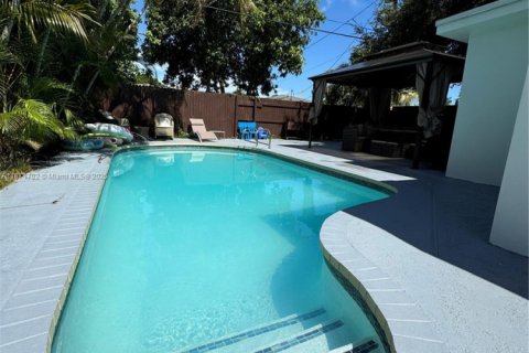 House in North Miami Beach, Florida 3 bedrooms, 126.35 sq.m. № 1861118 - photo 1
