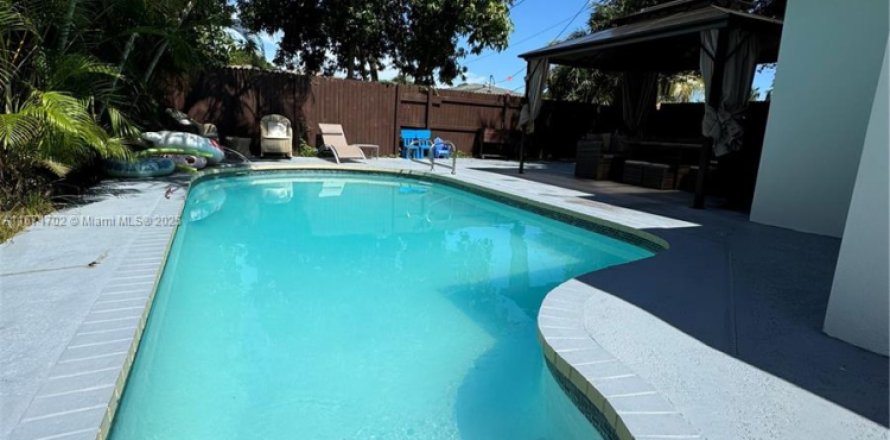House in North Miami Beach, Florida 3 bedrooms, 126.35 sq.m. № 1861118