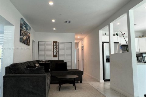 House in North Miami Beach, Florida 3 bedrooms, 126.35 sq.m. № 1861118 - photo 4