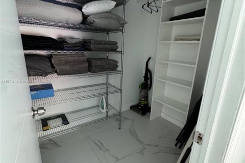 House in North Miami Beach, Florida 3 bedrooms, 126.35 sq.m. № 1861118 - photo 16