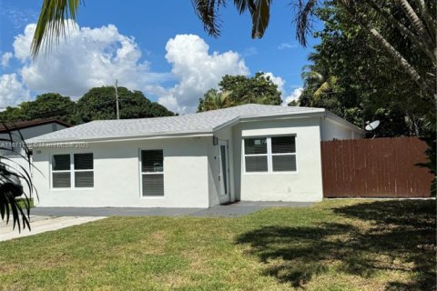 House in North Miami Beach, Florida 3 bedrooms, 126.35 sq.m. № 1861118 - photo 2