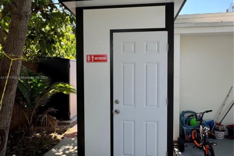 House in North Miami Beach, Florida 3 bedrooms, 126.35 sq.m. № 1861118 - photo 20