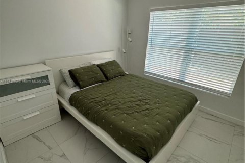 House in North Miami Beach, Florida 3 bedrooms, 126.35 sq.m. № 1861118 - photo 14