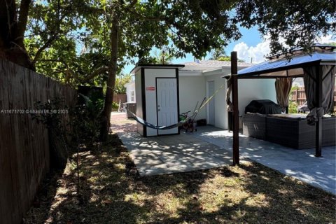House in North Miami Beach, Florida 3 bedrooms, 126.35 sq.m. № 1861118 - photo 19
