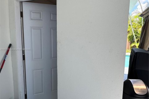 House in North Miami Beach, Florida 3 bedrooms, 126.35 sq.m. № 1861118 - photo 22