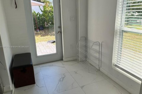 House in North Miami Beach, Florida 3 bedrooms, 126.35 sq.m. № 1861118 - photo 9