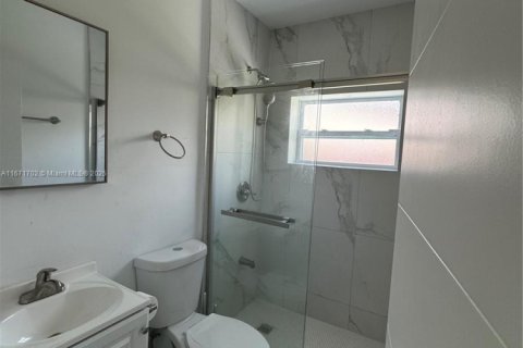 House in North Miami Beach, Florida 3 bedrooms, 126.35 sq.m. № 1861118 - photo 11