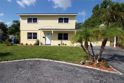 Casa en venta en Saint Petersburg, Florida, 4 dormitorios, 260.87 m2 № 1855697 - foto 1