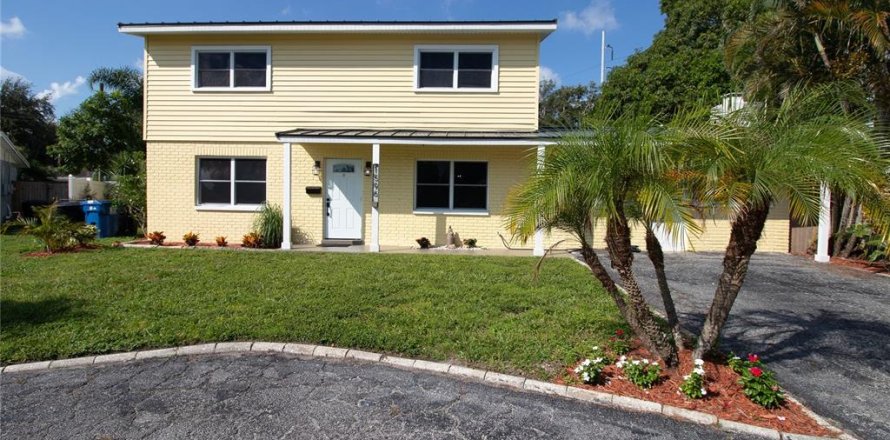 House in Saint Petersburg, Florida 5 bedrooms, 260.87 sq.m. № 1855697
