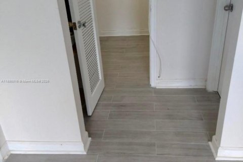 Condo in Lauderhill, Florida, 3 bedrooms  № 1981948 - photo 9