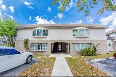Condo in Lauderhill, Florida, 3 bedrooms  № 1981948 - photo 2