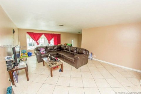 Condo in Lauderhill, Florida, 3 bedrooms  № 1981948 - photo 3