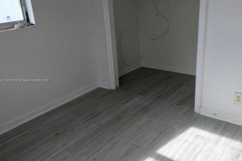 Condo in Lauderhill, Florida, 3 bedrooms  № 1981948 - photo 10