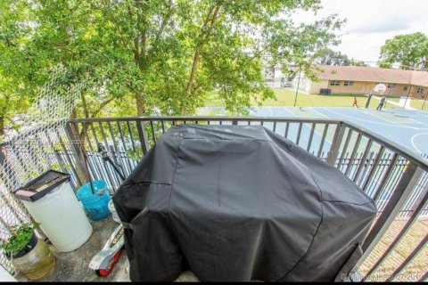 Condo in Lauderhill, Florida, 3 bedrooms  № 1981948 - photo 5
