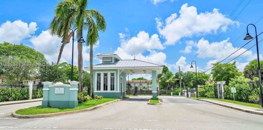 Condo in Lauderhill, Florida, 3 bedrooms  № 1981948