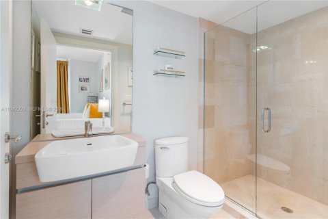 Condo in Miami, Florida, 2 bedrooms  № 2000987 - photo 10