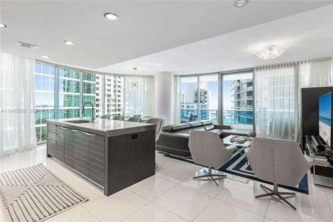 Condo in Miami, Florida, 2 bedrooms  № 2000987 - photo 2