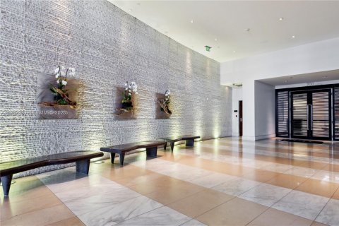 Condo in Miami, Florida, 2 bedrooms  № 2000987 - photo 28