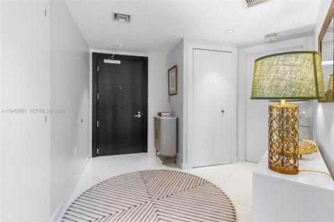 Condo in Miami, Florida, 2 bedrooms  № 2000987 - photo 20