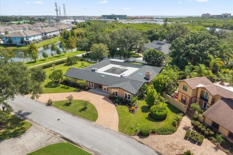 House in Clearwater, Florida 4 bedrooms, 380.43 sq.m. № 2299548