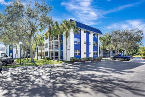 Condo in Margate, Florida, 2 bedrooms  № 1875343 - photo 1
