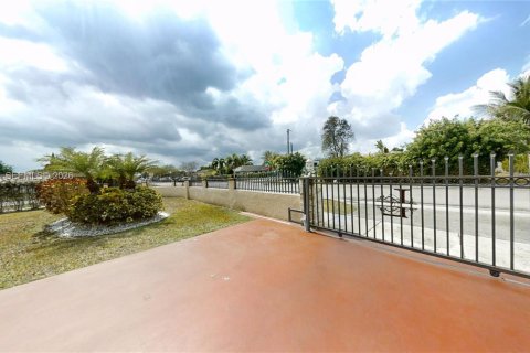 House in Florida City, Florida 3 bedrooms, 206.43 sq.m. № 2041728 - photo 23