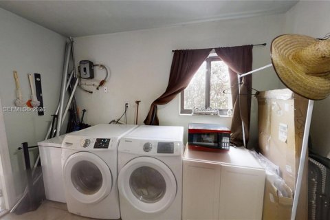 House in Florida City, Florida 3 bedrooms, 206.43 sq.m. № 2041728 - photo 17