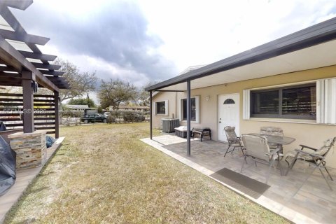 House in Florida City, Florida 3 bedrooms, 206.43 sq.m. № 2041728 - photo 26