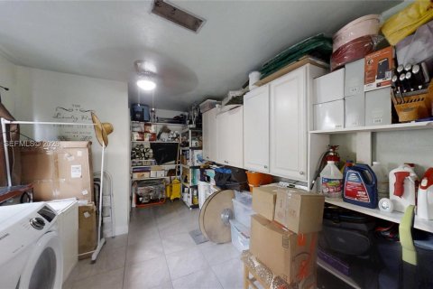 House in Florida City, Florida 3 bedrooms, 206.43 sq.m. № 2041728 - photo 16