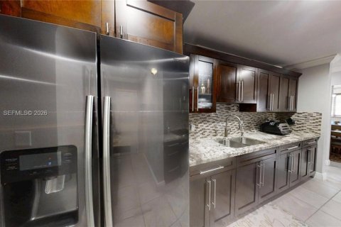 House in Florida City, Florida 3 bedrooms, 206.43 sq.m. № 2041728 - photo 30