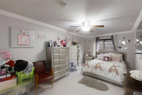 House in Florida City, Florida 3 bedrooms, 206.43 sq.m. № 2041728 - photo 12