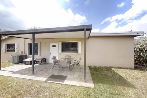 House in Florida City, Florida 3 bedrooms, 206.43 sq.m. № 2041728 - photo 27