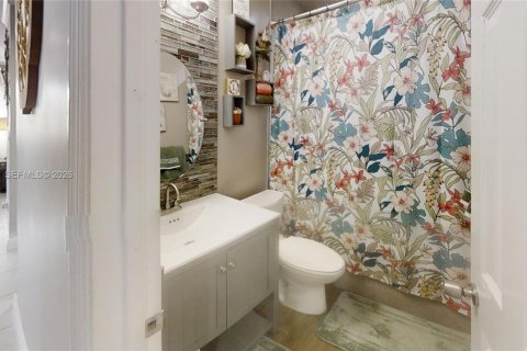 House in Florida City, Florida 3 bedrooms, 206.43 sq.m. № 2041728 - photo 28