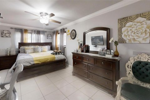 House in Florida City, Florida 3 bedrooms, 206.43 sq.m. № 2041728 - photo 13