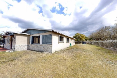 House in Florida City, Florida 3 bedrooms, 206.43 sq.m. № 2041728 - photo 24