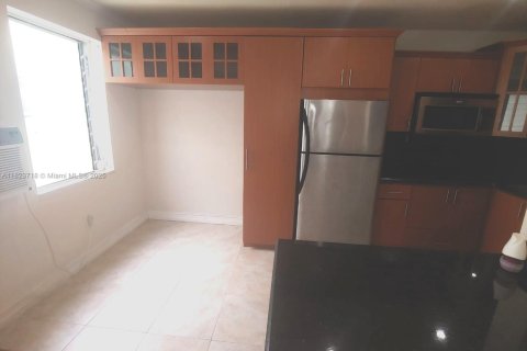 Condo in Miami Beach, Florida, 1 bedroom  № 1788584 - photo 11