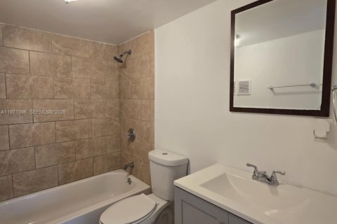 Condo in Miami, Florida, 2 bedrooms  № 2032152 - photo 19