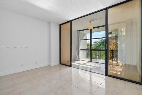Condo in Hallandale Beach, Florida, 1 bedroom  № 1993517 - photo 13