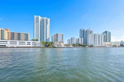 Condo in Hallandale Beach, Florida, 1 bedroom  № 1993517 - photo 25